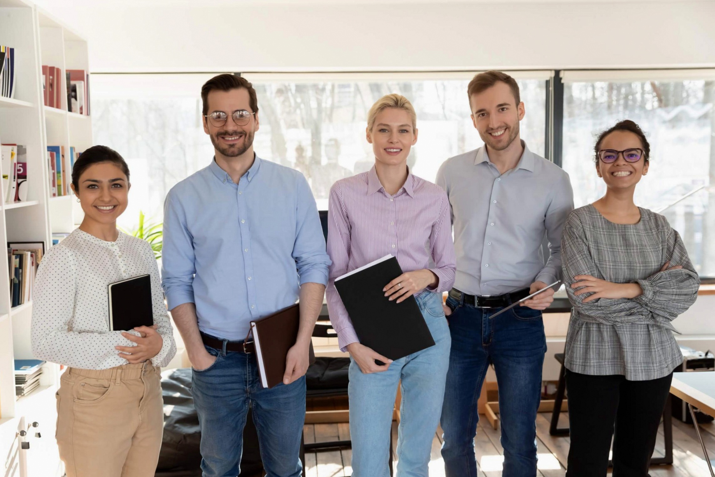 Nahaufnahme professioneller Maniküre-Arbeit